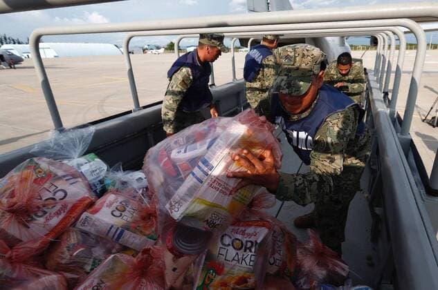Erdbeben in Mexiko - Hilfslieferungen erreichen Oaxaca September 10, 2017 - EUM20170910NAC11.JPG.IXTEPEC, Oax. ProvisionsViveres-Oaxaca.- Llegada de los viveres a la Base Aerea 2 en Ixtepec, Oaxaca, 9 de septiembre de 2017. Foto: Agencia EL UNIVERSAL Yadin XolalpaMAVC  - ZUMAu78_ 20170910_zaf_u78_012 Copyright: xElxUniversalx