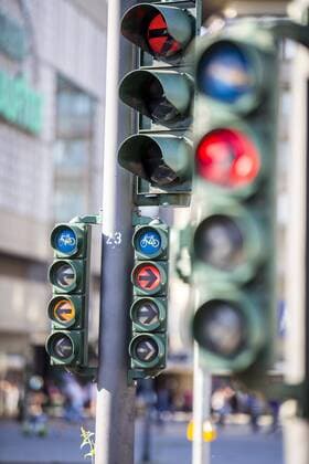 Fahrrad Ampel, Verkehrszeichen, Lichtsignalanlage für Radfahrer, an einer Kreuzung am Hauptbahnhof in Essen,