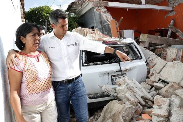 Members of the Mexican army deliver pantries to inhabitants in Juchitan de Zaragoza, Oaxaca state, Mexico, 10 September 2017. The reconstruction of the thousands of houses damaged by the earthquake last tursday will not be quick, Minister Rosario Robles said today in a visit to Juchitan de Zaragoza, the Mexican municipality with the most dead by the earthquake. Earthquake s aftermath in Mexico !ACHTUNG: NUR REDAKTIONELLE NUTZUNG!  Copyright: xJorgexNúnezx MEX101 20170911-636406986535858755
