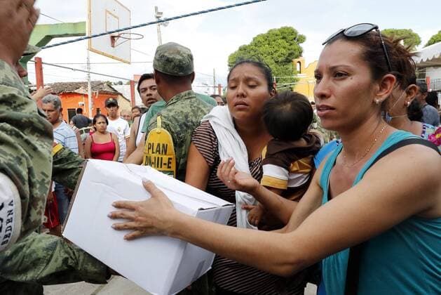 Members of the Mexican army deliver pantries to inhabitants in Juchitan de Zaragoza, Oaxaca state, Mexico, 10 September 2017. The reconstruction of the thousands of houses damaged by the earthquake last tursday will not be quick, Minister Rosario Robles said today in a visit to Juchitan de Zaragoza, the Mexican municipality with the most dead by the earthquake. Earthquake s aftermath in Mexico !ACHTUNG: NUR REDAKTIONELLE NUTZUNG!  Copyright: xJorgexNúnezx MEX101 20170911-636406987158454755
