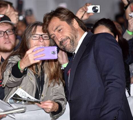 Javier Bardem poses for a selfie with a fan as he arrives at the Toronto International Film Festival premiere of mother! at the Princess of Wales Theatre in Toronto, Canada on September 10, 2017.  TOR2017091024 CHRISTINExCHEW