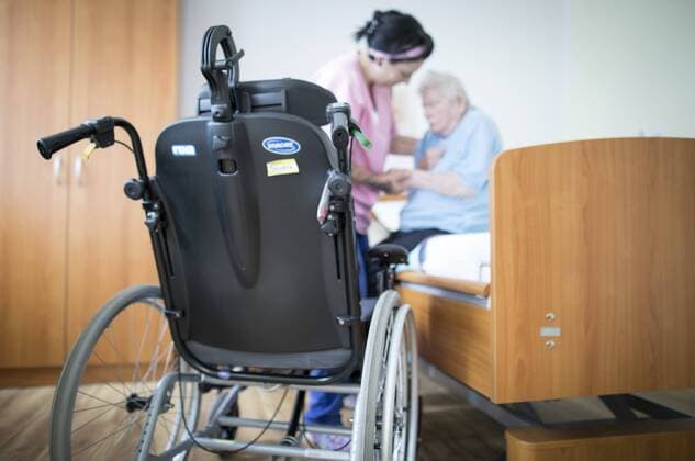 Eine Altenpflegerin hilft einer Bewohnerin in einem Altenpflegeheim aus dem Bett. 04.08.2017, Eberswalde-Finow. Eberswalde-Finow Deutschland
