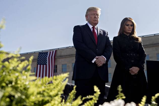 20 Jahre Anschläge vom 11. September: Gedenkkultur in den USA U.S. President Donald Trump, left, and U.S. First Lady Melania Trump pause during a ceremony to commemorate the September 11, 2001 terrorist attacks, at the Pentagon in Washington, D.C., on September 11, 2017. Trump is presiding over his first 9 11 commemoration on the 16th anniversary of the terrorist attacks that killed nearly 3,000 people when hijackers flew commercial airplanes into New York s World Trade Center, the Pentagon and a field near Shanksville, Pennsylvania.  WAX20170911201 ANDREWxHARRER