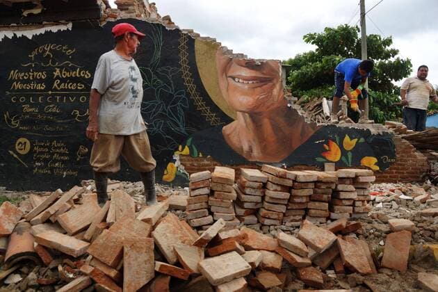 September 10 2017 EUM20170910NAC40 JPG JUCHITÃN Oax Seism Sismo Oaxaca 10 de septiembre 2017 Danado por el sismo de 8 2 del pasado jueves la pared donde se encuentra El mural emblematico Mis Abuelos del colectivo Binni Cubi es derribado por los propietarios de la casa en Union Hidalgo Foto Agencia EL UNIVERSAL RCC  - ZUMAu78_ 20170910_zaf_u78_097 Copyright: xEdwinxHernandezx