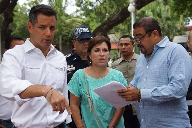 September 10 2017 EUM20170910NAC36 JPG JUCHITÃN Oax Seism Sismo Oaxaca 10 de septiembre 2017 El gobernador de Oaxaca Alejandro Murat y la titular de la Secretaria de Desarrollo Agrario Territorial y Urbano Sedatu Rosario Robles en un recorrido por las zonas de desastre por el sismo de 8 2 del pasado jueves Foto Agencia EL UNIVERSAL RCC  - ZUMAu78_ 20170910_zaf_u78_102 Copyright: xEdwinxHernandezx