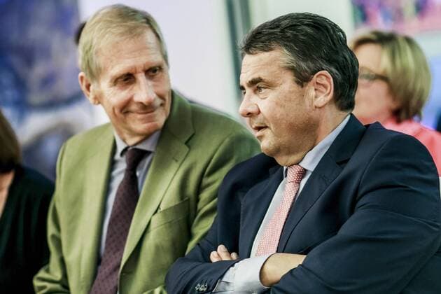 Bilder des Tages Aussenminister Sigmar Gabriel, SPD, bei der Vorstellung eines Buches des Autors und Journalisten Ulrich Wickert in der Franzoesischen Botschaft Berlin, 11.09.2017. Berlin Deutschland *** Foreign Minister Sigmar Gabriel SPD at the presentation a Book the Author and Journalists Ulrich Wickert in the French Embassy Berlin 11 09 2017 Berlin Germany Copyright: xMichaelxGottschalk photothek.netx
