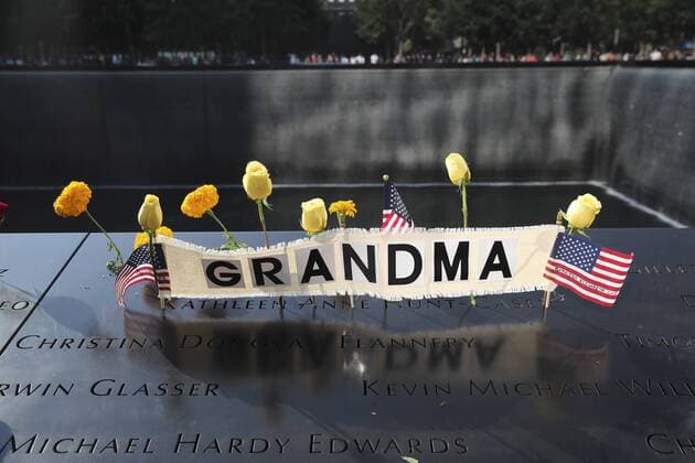 20 Jahre Anschläge vom 11. September: Gedenkkultur in den USA (170911) -- NEW YORK, Sept. 11, 2017 -- Flowers and U.S. flags are placed on a plate on which the names of 9 11 victims were inscribed around the South Pool at the National September 11 Memorial and Museum in New York, the United States, on Sept. 11, 2017. People paid their tributes here on Monday to mourn the victims of the 9 11 terror attacks which happened 16 years ago and claimed thousands of lives. ) U.S.-NEW YORK-9 11-16TH ANNIVERSARY WangxYing 