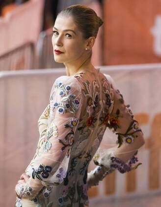 (170912) -- TORONTO, Sept. 12, 2017 -- Actress Rosamund Pike attends the premiere of film Hostiles at Princess of Wales Theatre during the 2017 Toronto International Film Festival in Toronto, Canada, Sept. 11, 2017. ) (yy) ZouxZheng 