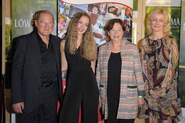 Burghart Klaussner, Mathilde Thomine Storm, Eva Luise Koehler (ACHSE e.V.), Vibeke Idsoe (Regisseurin) Ankunft zur Premiere von Das Loewenmaedchen im Kino delphi LUX in Berlin am 12.09.2017