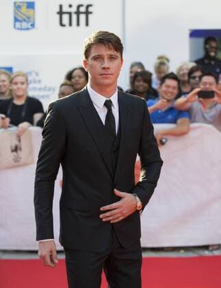 (170913) -- TORONTO, Sept. 13, 2017 -- Actor Garrett Hedlund poses for photographs at the international premiere of the film Mudbound at Roy Thomson Hall during the 2017 Toronto International Film Festival in Toronto, Canada, Sept. 12, 2017. ) (djj) CANADA-TORONTO-TIFF- MUDBOUND ZouxZheng 