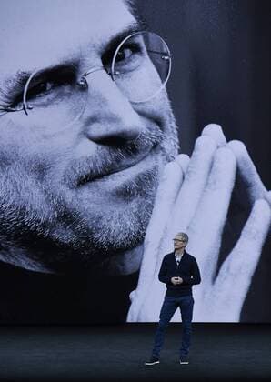 Bilder des Tages CUPERTINO, CA - SEPTEMBER 12: Apple CEO Tim Cook makes speech during the Apple launch event on September 12, 2017 in Cupertino,California. Apple Inc. unveiled its new iPhone 8, iPhone X, iPhone 8 Plus, and the Apple Watch Series 3 at the new Apple Park campus.  Copyright: xVCGx CFP111126941187