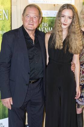 Burghart Klaussner und Mathilde Thomine Storm bei der Premiere des Kinofilms Das Löwenmädchen im Kino Delphi LUX. Berlin, 12.09.2017