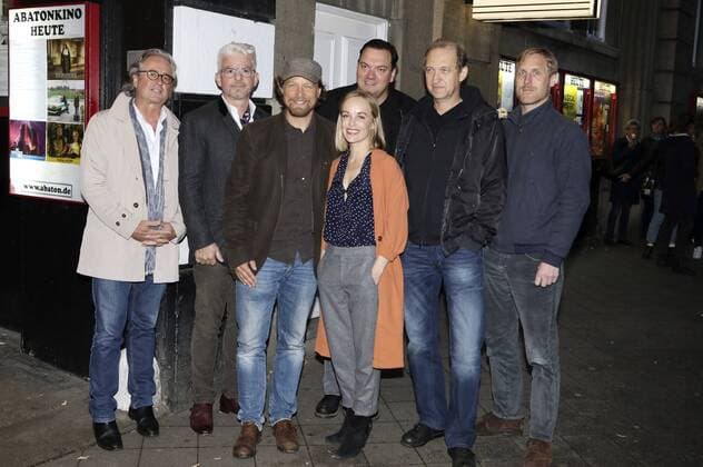 Uli Aselmann, Heinz Strunk, Lars Jessen, Friederike Kempter, Charly Hübner, Peter Heinrich Brix und Sebastian Schultz bei der Premiere des Fernsehfilms Jürgen - Heute wird gelebt im Abaton Kino. Hamburg, 12.09.2017