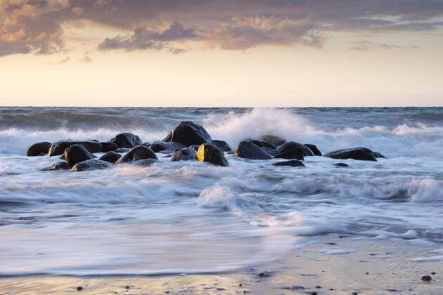 Wellen und Felsen an der Ostseeküste, Ostseebad Kühlungsborn, Mecklenburg-Vorpommern, Deutschland, Europa Copyright: imageBROKER/WilfriedxWirth ibxdwh04553981.jpg