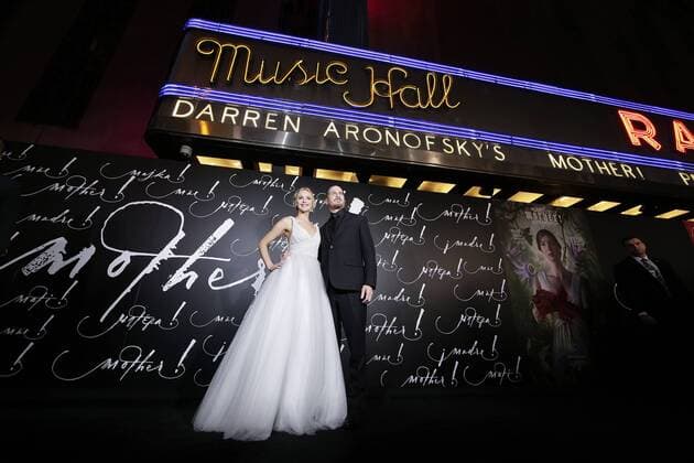 Bilder des Tages Jennifer Lawrence and director Darren Aronofsky arrive on the red carpet at the premiere of mother! at Radio City Music Hall on September 13, 2017 in New York City  NYP20170913186 JOHNxANGELILLO