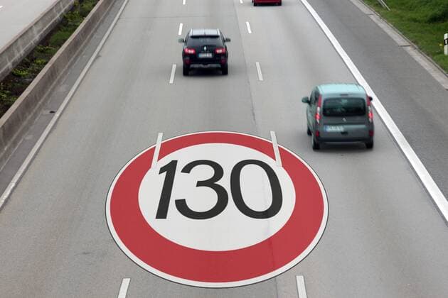 Symbolbild Thema Tempolimit auf Bundesautobahnen: Verkehrsschild mit Richtgeschwindigkeit 130 km h auf dem Straßenpflaster einer Autobahn *** Symbol image Theme Speed limit on Federal highways Traffic sign with Indicative speed 130 km H on the Pavement a Highway