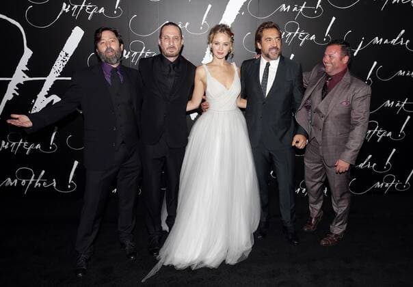 Bilder des Tages Ari Handel, Darren Aronofsky, Jennifer Lawrence, Javier Bardem, and Scott Franklin arrive on the red carpet at the premiere of mother! at Radio City Music Hall on September 13, 2017 in New York City  NYP20170913189 JOHNxANGELILLO