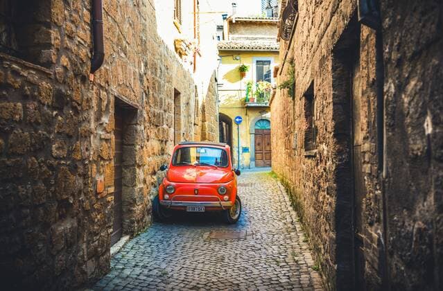 Alter roter Fiat 500 parkt in einer schmalen Gasse, Oldtimer, Orvieto, Umbrien, Italien, Europa *** Age Red Fiat 500 park in a narrow Sac Oldtimer Orvieto Umbria Italy Europe Copyright: imageBROKER ValentinxWolf iblvfw04565545.jpg