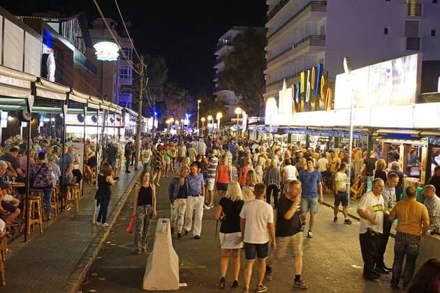 06.09.2017, Spanien, Insel Mallorca, Am Touristen-Hotspot Ballermann in El Arenal liegt die Vergnügungsmeile Schinkenstrasse mit dem Kult-Lokal Bierkönig. 06.09.2017, Mallorca: Barrieren zur Terrorabwehr am Ballermann 06.09.2017, Mallorca: Barrieren zur Terrorabwehr am Ballermann