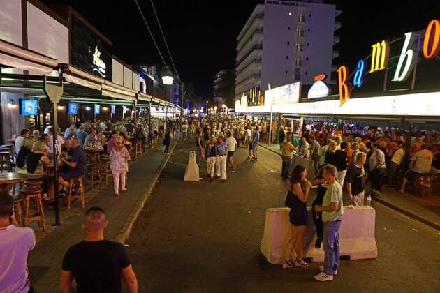 06.09.2017, Spanien, Insel Mallorca, Am Touristen-Hotspot Ballermann in El Arenal wurden in der Vergnügungsmeile Schinkenstrasse Schutzpoller gegen Terroristische Anschläge aufgestellt. 06.09.2017, Mallorca: Barrieren zur Terrorabwehr am Ballermann 06.09.2017, Mallorca: Barrieren zur Terrorabwehr am Ballermann