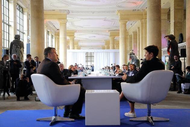 Bilder des Tages Natalja Sindejewa (rechts, Doshd TV, Preisträgerin M100 Media Award) und Ingo Mannteufel (Deutsche Welle) während eines Gesprächs im Rahmen der Medienkonferenz M100 in der Orangerie von Sanssouci in Potsdam, 14. September 2017. M100 Sanssouci Colloquium