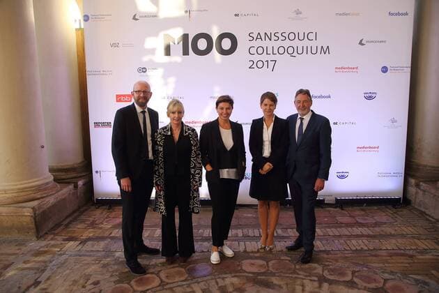 Bilder des Tages Moritz van Dülmen (M100 Vorsitzender), Sabine Sasse (Journalistin), Natalja Sindejewa (Doshd TV), Tanit Koch (Bild-Chefredakteurin) und Jann Jakobs (Oberbürgermeister von Potsdam), v.l., vor Verleihung des M100 Media Awards an die russische Journalistin Natalja Sindejewa in der Orangerie von Sanssouci in Potsdam, 14. September 2017. M100 Sanssouci Colloquium