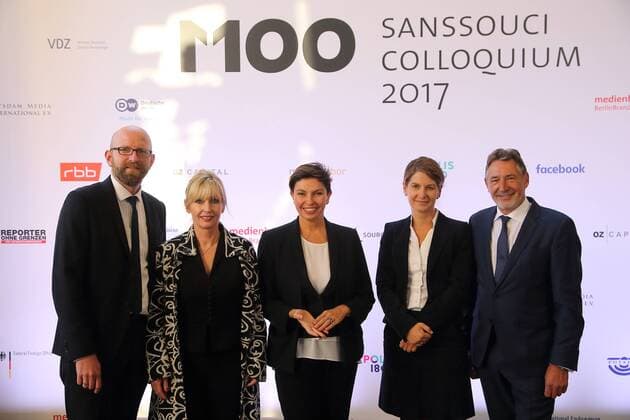 Moritz van Dülmen (M100 Vorsitzender), Sabine Sasse (Journalistin), Natalja Sindejewa (Doshd TV), Tanit Koch (Bild-Chefredakteurin) und Jann Jakobs (Oberbürgermeister von Potsdam), v.l., vor Verleihung des M100 Media Awards an die russische Journalistin Natalja Sindejewa in der Orangerie von Sanssouci in Potsdam, 14. September 2017. M100 Sanssouci Colloquium