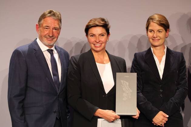 Jann Jakobs (Oberbürgermeister von Potsdam), Natalja Sindejewa (Doshd TV) und Tanit Koch (Bild-Chefredakteurin), v.l., nach Verleihung des M100 Media Awards an die russische Journalistin Natalja Sindejewa in der Orangerie von Sanssouci in Potsdam, 14. September 2017. M100 Sanssouci Colloquium