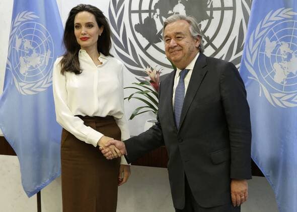 Bilder des Tages Secretary-General Antonio Guterres shakes hands with Special Envoy of the United Nations High Commissioner for Refugees Angelina Jolie before a meeting at the United Nations Headquarters in New York City on September 14, 2017.  NYP20170914150 JOHNxANGELILLO