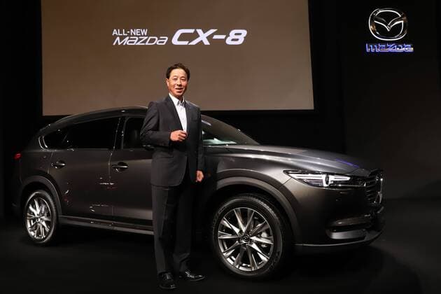 Bilder des Tages September 14, 2017, Tokyo, Japan - Japan s automaker Mazda president Masamichi Kogai displays the new sports utility vehicle (SUV) CX-8 in Tokyo on Thursday, September 14, 2017. The new crossover SUV has a turbo charged 2.2-litre diesel engine to drive three-row seats roomy body.  (lwxa013600)
