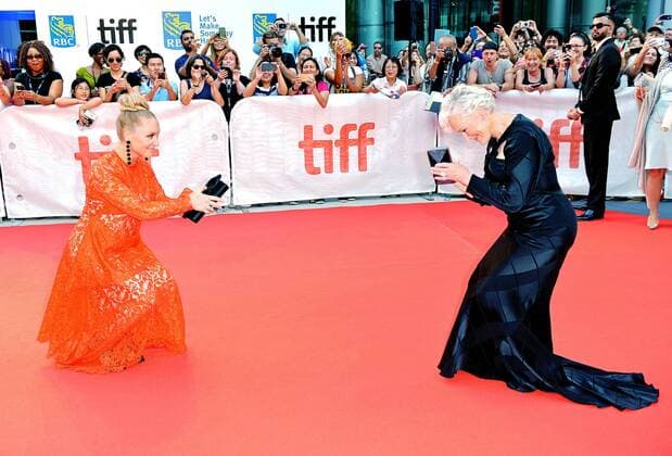 Themen der Woche Bilder des Tages Glenn Close (R) and her daughter Annie Starke curtsey and bow to each other in acknowledgment of their work as they arrive for the world premiere of The Wife at Roy Thomson Hall during the Toronto International Film Festival in Toronto, Canada on September 14, 2017.  TOR2017091404 CHRISTINExCHEW