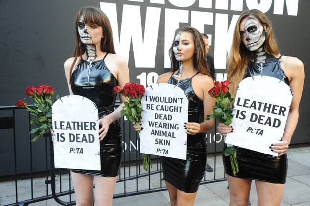 Bilder des Tages Peta hold a demonstration outside at London Fashion Week in London. SEPTEMBER 15th 2017  TSTx172094