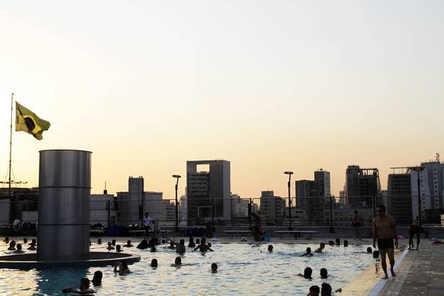Architektur von Paulo Mendes da Rocha SÃO PAULO, SP - 15.09.2017: CALOR EM SÃO PAULO - Popular people enjoy the late afternoon sun and heat at the Sesc 24 de Maio pool, in the central region of São Paulo, this Friday (15). The weekend will remain dry and hot, leaving the city in a state of attention. x1389690x  FábioxVieira