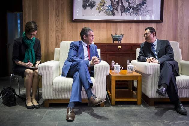 Sigmar Gabriel (L), SPD, Vizekanzler und Bundesaussenminister, trifft auf Luo Shugang (R), Kulturminister von China, in Peking, 17.09.2017. Gabriel reist nach China, um die Ausstellung Deutschland 8 mit zu eroeffnen. Peking China *** Sigmar Gabriel l SPD Vice-Chancellor and German Foreign Minister fault on Luo Shugang r Minister of Culture from China in Beijing 17 09 2017 Gabriel travel after China to the Exhibition Germany 8 with to eroeffnen Beijing China Copyright: xFlorianxGaertnerx