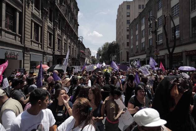 Mexiko: Trauer um vermisste Mara Fernanda Castilla September 17, 2017 - EUM20170917SOC07.JPG.CIUDAD DE MEXICO, ProtestsProtesta-Feminicidio.- Aspectos de la marcha que tiene lugar este 17 de septiembre de 2017 desde el Zocalo capitalino rumbo a la Procuraduria General de la Republica, para exigir a autoridades federales y gobierno de Puebla el esclarecimiento y castigo a quien resulte responsable del feminicidio de la joven Mara Fernanda Castilla. Foto: Agencia EL UNIVERSALAlejandro AcostaAFBV  - ZUMAu78_ 20170917_zaf_u78_024 Copyright: xElxUniversalx