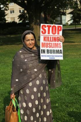 September 16, 2017 - Toronto, ONTARIO, Canada - Muslim woman holds a sign saying Stop killing Muslims in Burma as hundreds of demonstrators marched to protest against the violence against Rohingyas in Myanmar, in Toronto, Canada on September 16, 2017. Protestors called for Canada to pressure the United Nations to urge the government of Myanmar to stop the violence against Rohingya Muslims and allow Canada to investigate into the claims of genocide. Nearly 400,000 Rohingya refugees have fled into Bangladesh since late August during the outbreak of violence in the Rakhine state in Myanmar. The United Nations has called the longstanding crisis in Buddhist-majority Myanmar a textbook example of ethnic cleansing. Toronto Canada  - ZUMAn230 20170916_zaa_n230_937 Copyright: xCreativexTouchxImagingxLtdx