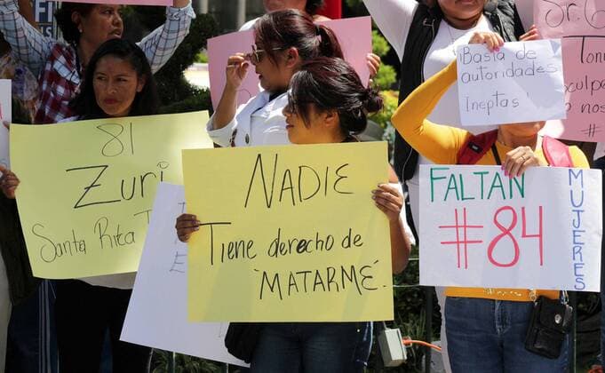 Mexiko: Trauer um vermisste Mara Fernanda Castilla September 17, 2017 - EUM20170917NAC01.JPG.PUEBLA, Pue., Protests Protesta-Feminicidio.- Diversas organizaciones y colectivos se manifestaron en el Zocalo de Puebla este 17 de septiembre de 2017 para solicitar que se ejerza la alerta de genero en el estado, tras el asesinato de la joven Mara Fernanda Castilla, quien estudiaba en la Universidad Popular Autonoma del Estado de Puebla (UPAEP). Foto: Agencia EL UNIVERSAL AFBV  - ZUMAu78_ 20170917_zaf_u78_026 Copyright: xOmarcontrerasx
