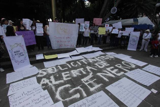 Mexiko: Trauer um vermisste Mara Fernanda Castilla September 17, 2017 - EUM20170917NAC02.JPG.PUEBLA, Pue., Protests Protesta-Feminicidio.- Diversas organizaciones y colectivos se manifestaron en el Zocalo de Puebla este 17 de septiembre de 2017 para solicitar que se ejerza la alerta de genero en el estado, tras el asesinato de la joven Mara Fernanda Castilla, quien estudiaba en la Universidad Popular Autonoma del Estado de Puebla (UPAEP). Foto: Agencia EL UNIVERSAL AFBV  - ZUMAu78_ 20170917_zaf_u78_029 Copyright: xOmarcontrerasx