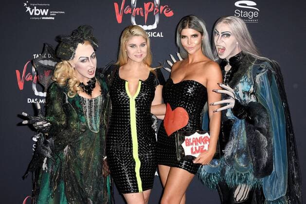 Yvonne Woelke mit Micaela Schäfer bei der Musical Premiere von Tanz der Vampire am 17.09.2017 in Hamburg Tanz der Vampire Musical Premiere in Hamburg, 2017