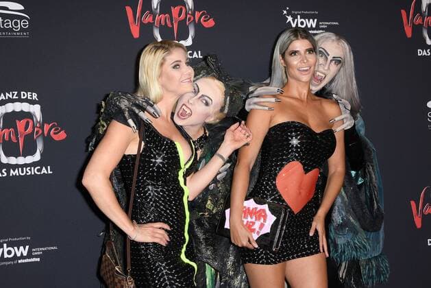 Yvonne Woelke mit Micaela Schäfer bei der Musical Premiere von Tanz der Vampire am 17.09.2017 in Hamburg Tanz der Vampire Musical Premiere in Hamburg, 2017