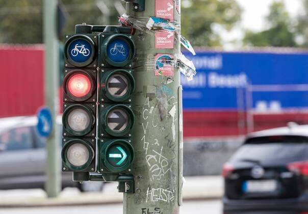 12.09.2017, Berlin, Deutschland, GER - Eine Fahrradampel für abbieger zeigt grün . .