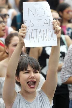 A woman holds a banner while walking by the main avenues of the City of Guadalajara, Mexico, 17 September 2017. Thousands of Mexicans in different cities marched today against the femicides after the commotion that has caused the murder of the young Mara Fernanda Castilla, allegedly raped and strangled by the driver of a Cabify shortly after boarding the vehicle. Mexicans march against femicide after death of young woman who take a Cabify !ACHTUNG: NUR REDAKTIONELLE NUTZUNG!  Copyright: xUlisesxRuizxBasurtox MEX44 20170917-636412872434818477