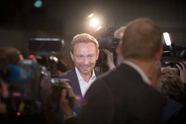 Deutsche Parteien: FDP. Wiedereinzug in den Bundestag 2017 Ausserordentlicher Bundesparteitag FDP Der FDP-Bundesvorsitzende Christian Lindner beim ausserordentlichen Bundesparteitag der FDP im Tagungshotel Estrel im Berliner Bezirk Neukölln. Berlin Berlin Deutschland *** extraordinary Federal Party FDP the FDP Federal Chairman Christian Lindner the extraordinary Federal Party the FDP in Conference Hotel Estrel in Berlin District Neukölln Berlin Berlin Germany