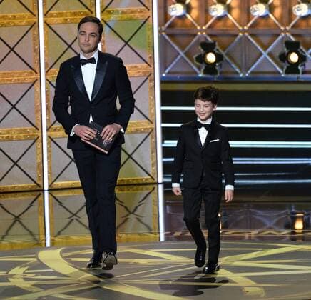 Actors Jim Parsons (L) and Iain Armitage onstage during the 69th annual Primetime Emmy Awards at Microsoft Theater in Los Angeles on September 17, 2017.  LAP201709170182 JIMxRUYMEN