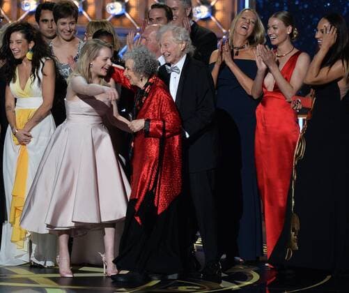 Berühmte Feministinnen, Margaret Atwood Actress Elisabeth Moss (L) and author Margaret Atwood celebrate as the cast and crew of The Handmaid s Tale accept the award for Outstanding Drama Series onstage during the 69th annual Primetime Emmy Awards at Microsoft Theater in Los Angeles on September 17, 2017.  LAP201709172054 JIMxRUYMEN