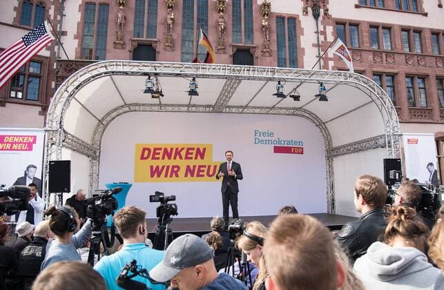 Deutsche Parteien: FDP. Wiedereinzug in den Bundestag 2017 18.09.2017, xfux, Politik, Christian Lindner FDP Wahlkampf in Frankfurt, emwirt emonline empoli v.l. Christian Lindner (FDP Freie Demokratische Partei) mit Zuschauer, Anhaenger FDP Freie Demokratische Partei, Parteifreunde, Waehler, Waehlerinnen Politik, Christian Lindner FDP Wahlkampf in Frankfurt *** 18 09 2017 xfux politics Christian Lindner FDP Election campaign in Frankfurt emonline Empoli V l Christian Lindner FDP Free Democratic Party with Spectators Anhaenger FDP Free Democratic Party Party friends Choose Voters politics Christian Lindner FDP Election campaign in Frankfurt