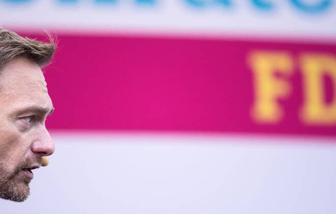 Deutsche Parteien: FDP. Wiedereinzug in den Bundestag 2017 18.09.2017, xfux, Politik, Christian Lindner FDP Wahlkampf in Frankfurt, emwirt emonline empoli v.l. Christian Lindner (FDP Freie Demokratische Partei) Politik, Christian Lindner FDP Wahlkampf in Frankfurt *** 18 09 2017 xfux politics Christian Lindner FDP Election campaign in Frankfurt emonline Empoli V l Christian Lindner FDP Free Democratic Party politics Christian Lindner FDP Election campaign in Frankfurt