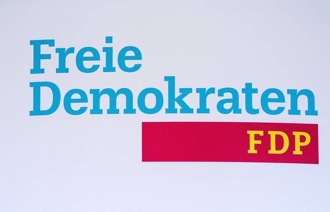 18.09.2017, xfux, Politik, Christian Lindner FDP Wahlkampf in Frankfurt, emwirt emonline empoli v.l. Logo FDP Frei Demokraten Symbol Feature Parteilogo Liberale Freie Demokratische Partei Politik, Christian Lindner FDP Wahlkampf in Frankfurt