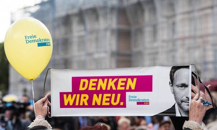 Deutsche Parteien: FDP. Wiedereinzug in den Bundestag 2017 18.09.2017, xfux, Politik, Christian Lindner FDP Wahlkampf in Frankfurt, emwirt emonline empoli v.l. FDP-Rolltransparent mit der Aufschrift Denken wir Neu und Werbung fuer Christian Linder Politik, Christian Lindner FDP Wahlkampf in Frankfurt *** 18 09 2017 xfux politics Christian Lindner FDP Election campaign in Frankfurt emonline Empoli V l FDP with the Inscription Think We New and Advertising for Christian Linder politics Christian Lindner FDP Election campaign in Frankfurt