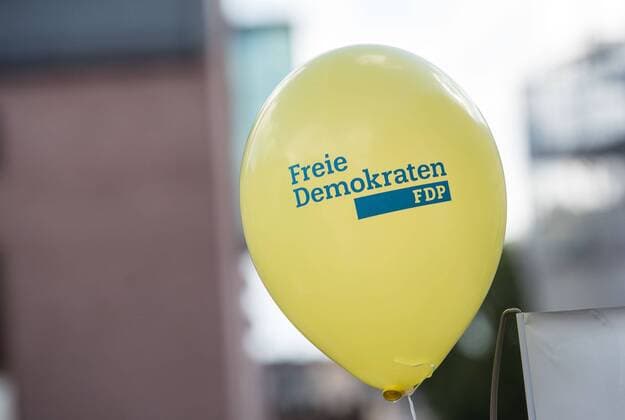 18.09.2017, xfux, Politik, Christian Lindner FDP Wahlkampf in Frankfurt, emwirt emonline empoli v.l. Logo FDP Frei Demokraten Symbol auf Luftballons Ballons Feature Parteilogo Liberale Freie Demokratische Partei Politik, Christian Lindner FDP Wahlkampf in Frankfurt